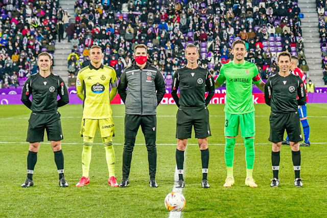 Los capitanes Jordi Masip y Diego Mariño con el equipo arbitral comandado por Milla Alvendiz. REAL VALLADOLID C. F. 1 REAL CLUB SPORTING DE GIJÓN 0 Viernes 28/01/2022, 21:00 horas. Campeonato de LaLiga Smark Bank de 2ª División, jornada 25. Valladolid, estadio José Zorrilla: 13.221 espectadores. GOLES: 1-0: 74’, Roque Mesa