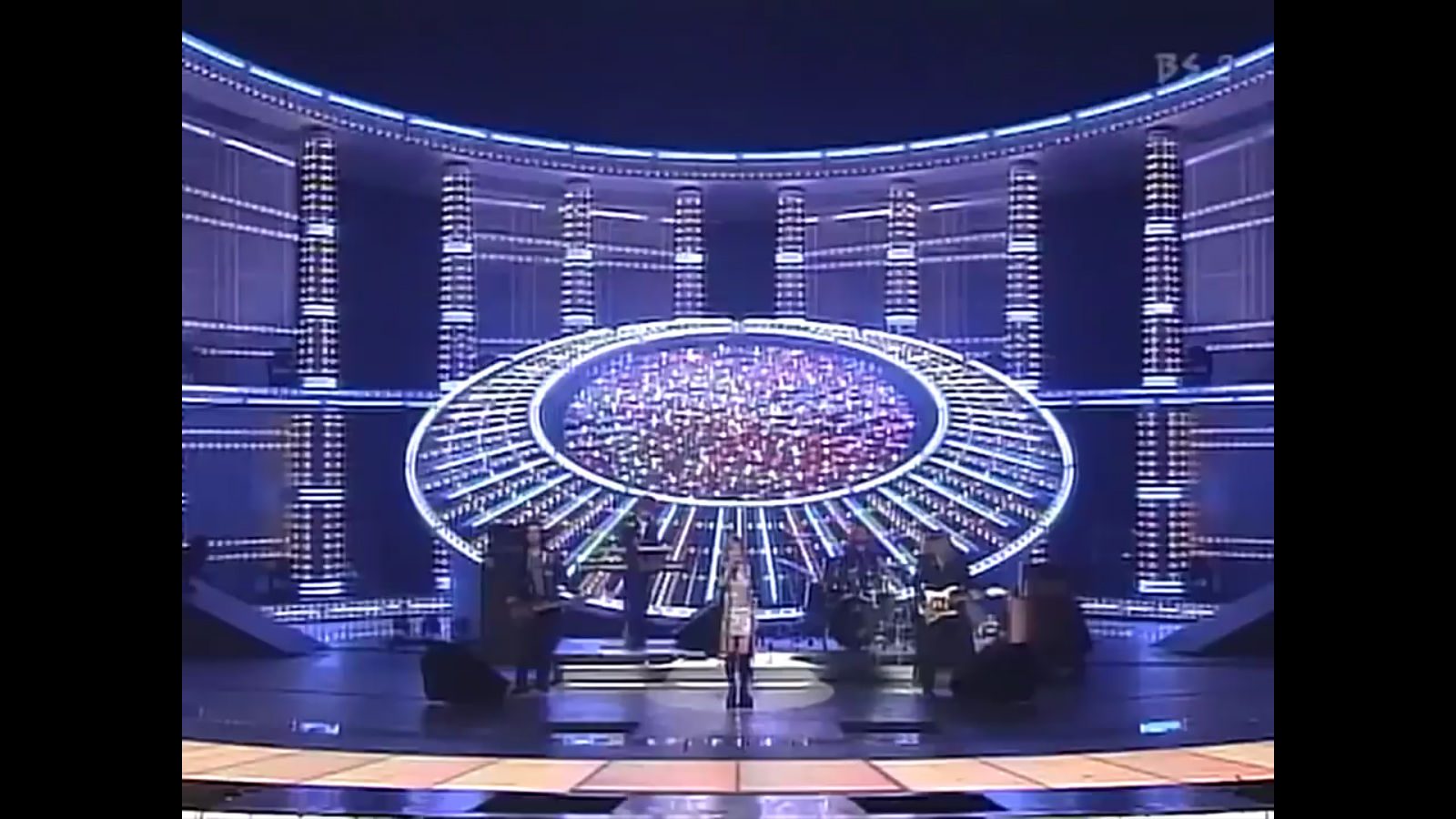 浜崎あゆみが『Boys & Girls』を歌おうと青い舞台に立っている