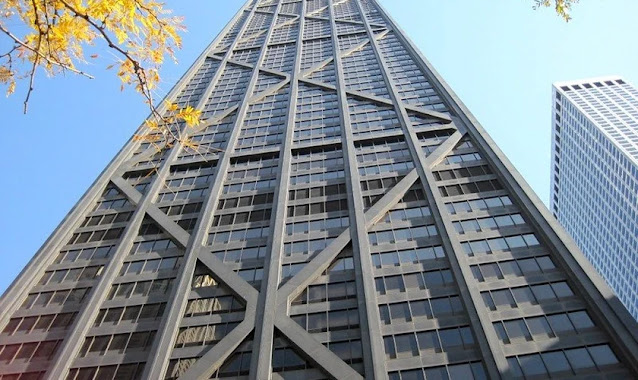 Grupo preso em elevador de arranha-céu forma círculo de oração ao despencar 84 andares