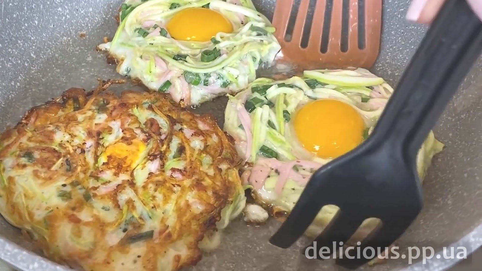Фото приготовления рецепта: «завтрак из яиц и кабачка на сковороде» - шаг №5