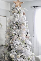 Ideas para decorar un árbol de Navidad blanco