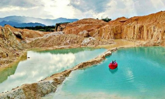 Danau Biru Tambang Batu Kapur Padas