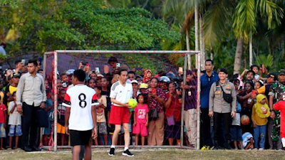 Jokowi Asyik Main sepak Bola Bareng Anak-anak di Papua, Cetak Gol lalu Kebobolan