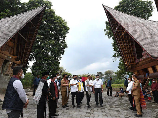 Presiden Jokowi : Lestarikan Warisan Pusaka Bangsa, Kampung Ulos Huta Raja Diresmikan