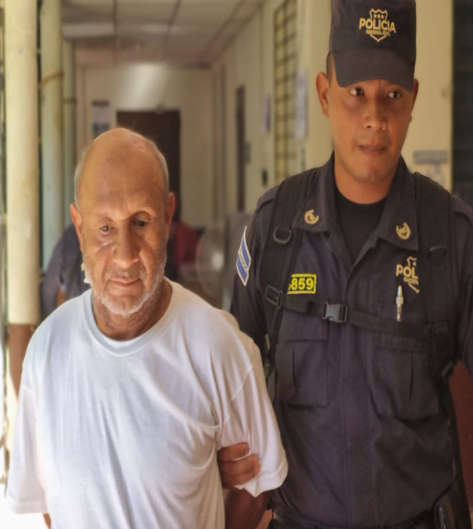 El Salvador: Envían a prisión a sujeto que asesinó a machetazos a su pareja