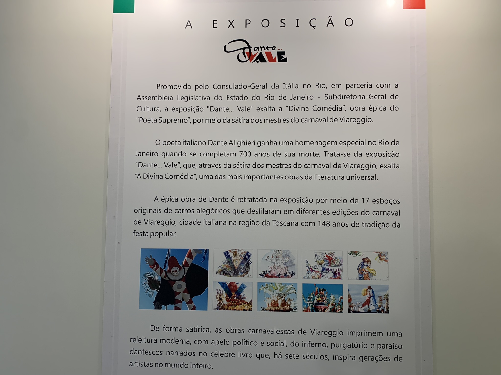 Cartaz da exposição na parede branca