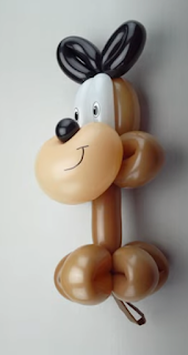 Kleiner Hund aus Luftballons der als Armband getragen werden kann.