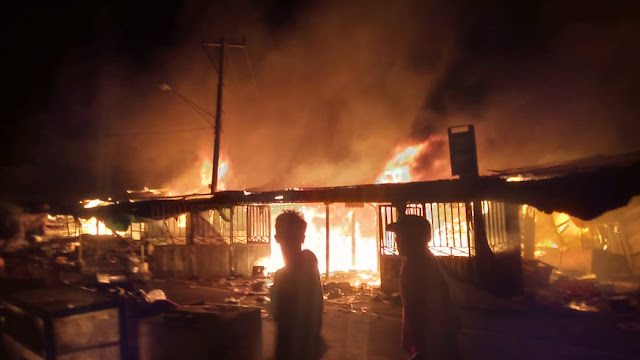 Kobaran Api Hanguskan Puluhan Lapak Pedagang di Pasar Soro Kempo Kabupaten Dompu