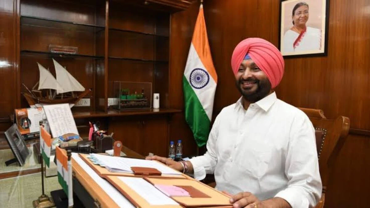 BJP leader Ravneet Bittu's controversial statement, called Rahul Gandhi a terrorist, announced a reward for his capture