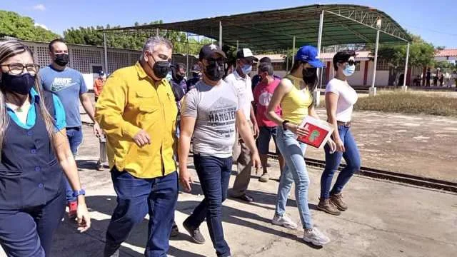 Alcalde José Mosquera desplegó plan "Manos a la Escuela"  en la parroquia Venezuela
