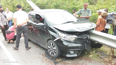 Diduga Karena Sopir Mengantuk, Honda Brio Tabrak Besi Pembatas Jalan Di Aceh Besar