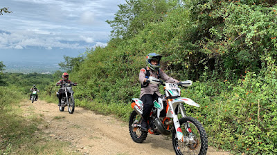 Vaksinator Brimob Sulteng Tembus Loru, Gunakan Motor Trail