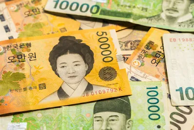 5만원권과 1만원권 등 한국 원화 지폐들이 펼쳐진 모습, 미국 금리 인상이 원화에 미치는 영향 표현