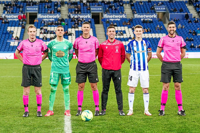 Los capitanes Jordi Masip  y Beñat Turrientes, junto con el cuarteto arbitral. REAL SOCIEDAD DE FÚTBOL B 0 REAL VALLADOLID C. F. 2 Domingo 19/12/2021: 18:15 horas. Campeonato de Liga de 2ª División, jornada 21. San Sebastián, Guipúzcoa, Reale Arena