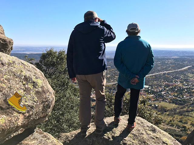 AMIGOS DESDE LA INFANCIA OBSERVANDO EL PAISAJE