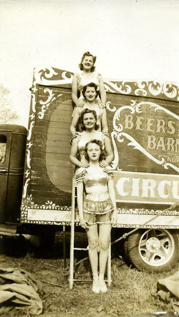 Fotografías de artistas de circo en el backstage en las décadas de 1920 y 1930