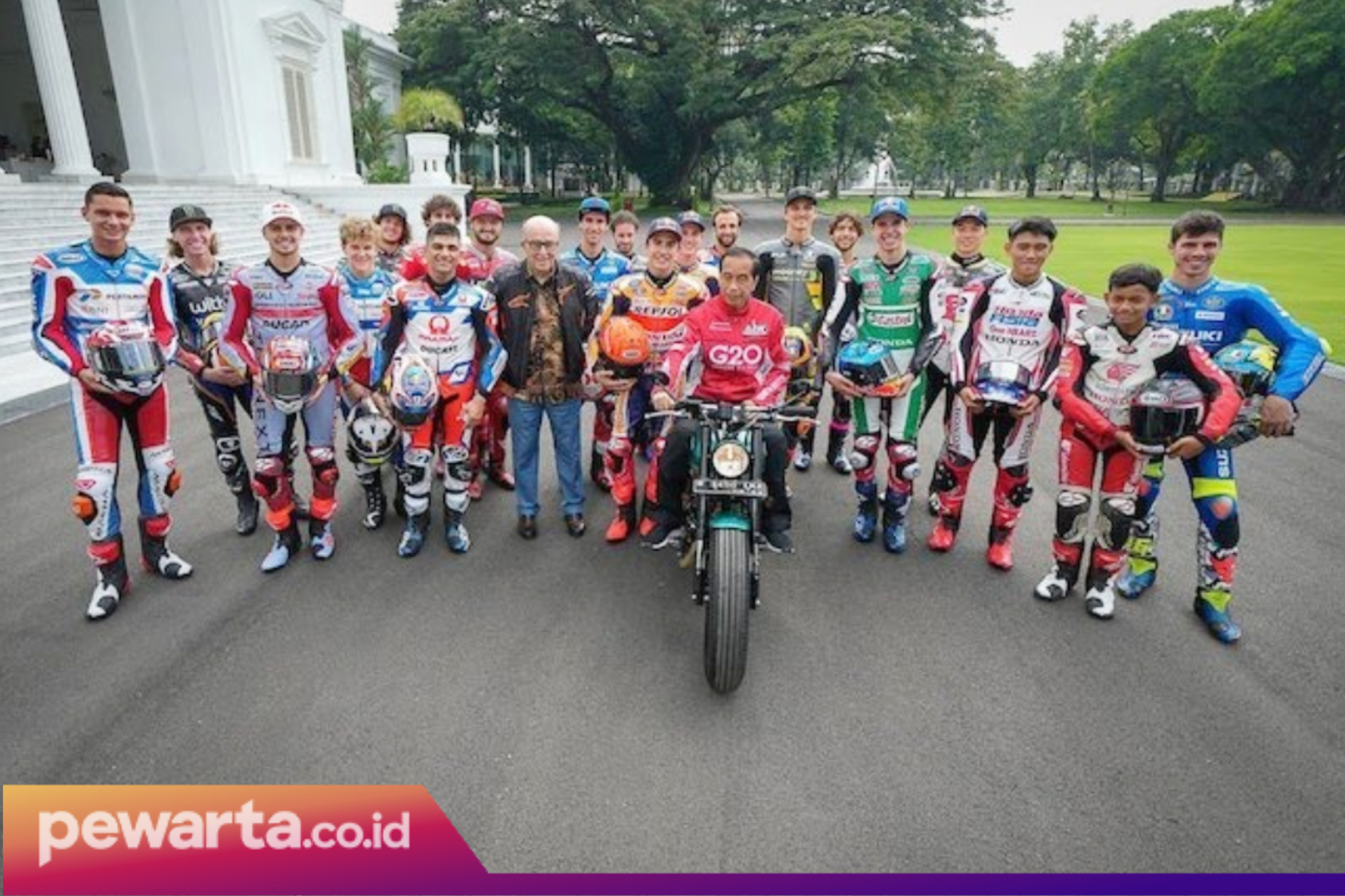 Pebalap MotoGP foto bersama presiden Jokowi