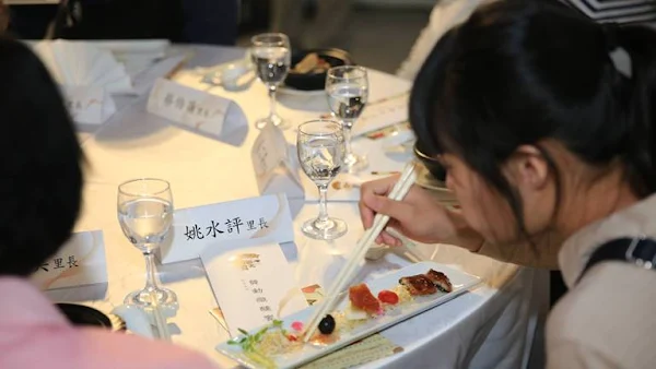 ▲前菜「天光時」使用口湖烏魚子及鰻魚、虎尾的花生等在地食材。（圖／明道大學提供）