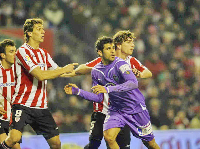 Fernando Llorente y Amorebieta intentan frenar a Diego Costa. ATHLETIC CLUB DE BILBAO 2 REAL VALLADOLID C. F. 0. Domingo 07/03/2010, 19:00 horas. Campeonato de Liga de 1º División, jornada 25. Bilbao, Vizcaya, estadio de San Mamés