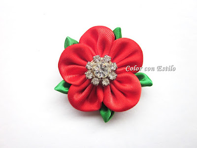 Flor roja con cinta satinada y brillo strass