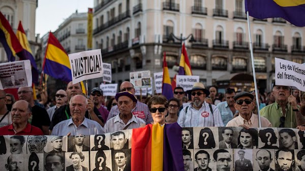 El Gobierno ratifica la Ley de Amnistía que equipara a asesinos franquistas con víctimas de la dictadura