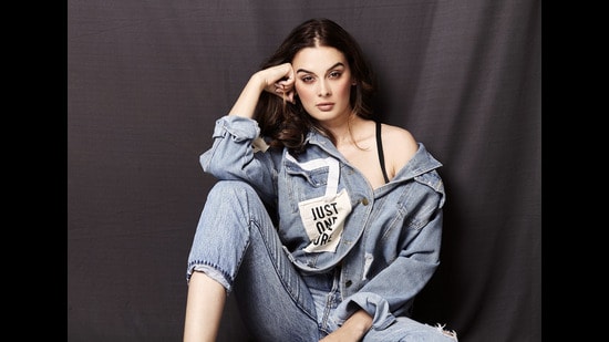  Evelyn Sharma on sharing Breastfeeding photo: Why be Shy about it ?