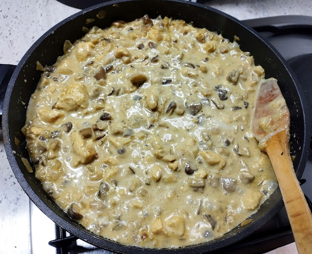 EMPANADA DE POLLO Y SETAS CON CURRY