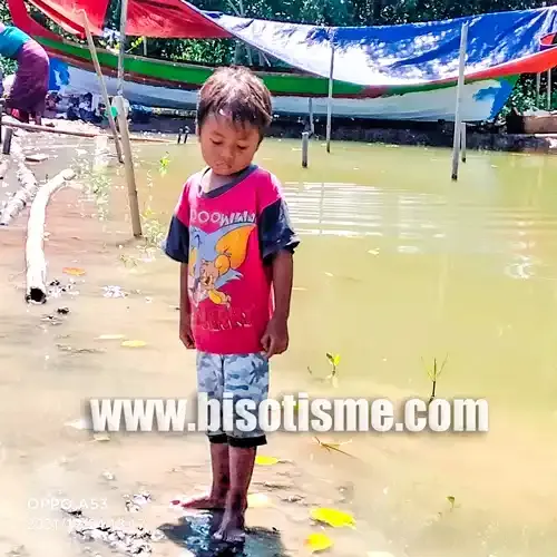 Senyum Riang Al Bocah Pantai Sederhana Muaragembong