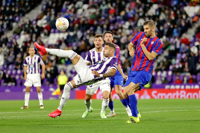 Sergio León intenta una chilena ante Venâncio, con Plano y Expósito en segundo plano. REAL VALLADOLID C. F. 2 S. D. EIBAR 0. 31/10/2021. Campeonato de Liga de 2ª División, jornada 13. Valladolid, estadio municipal José Zorrilla. GOLES: 1-0: 68’, El Yamiq remata de cabeza un córner desde la izquierda sacado por Nacho. 2-0: 81’, Toni Villa remata un pase de Shon Weissman.