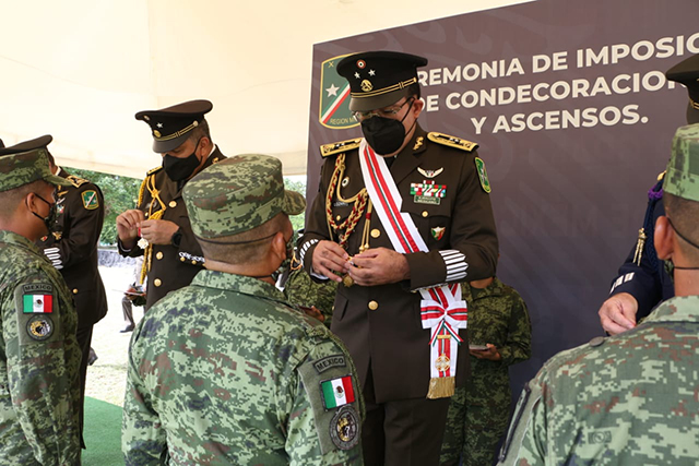 Ejército Mexicano otorga ascensos y condecoraciones a personal militar.