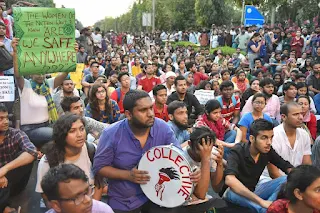युवा पीढ़ी में असंतोष पर निबंध | Essay on Young Discontent in Hindi