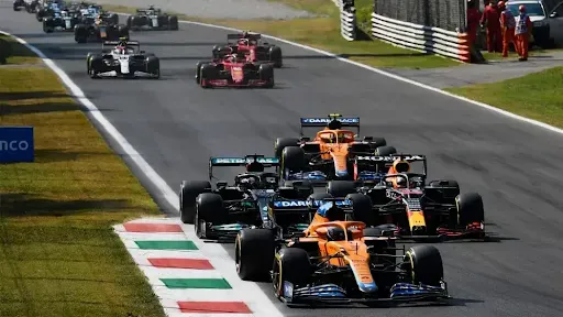 La McLaren di Daniel Ricciardo davanti a tutti al gran premuo d'Italia 2021