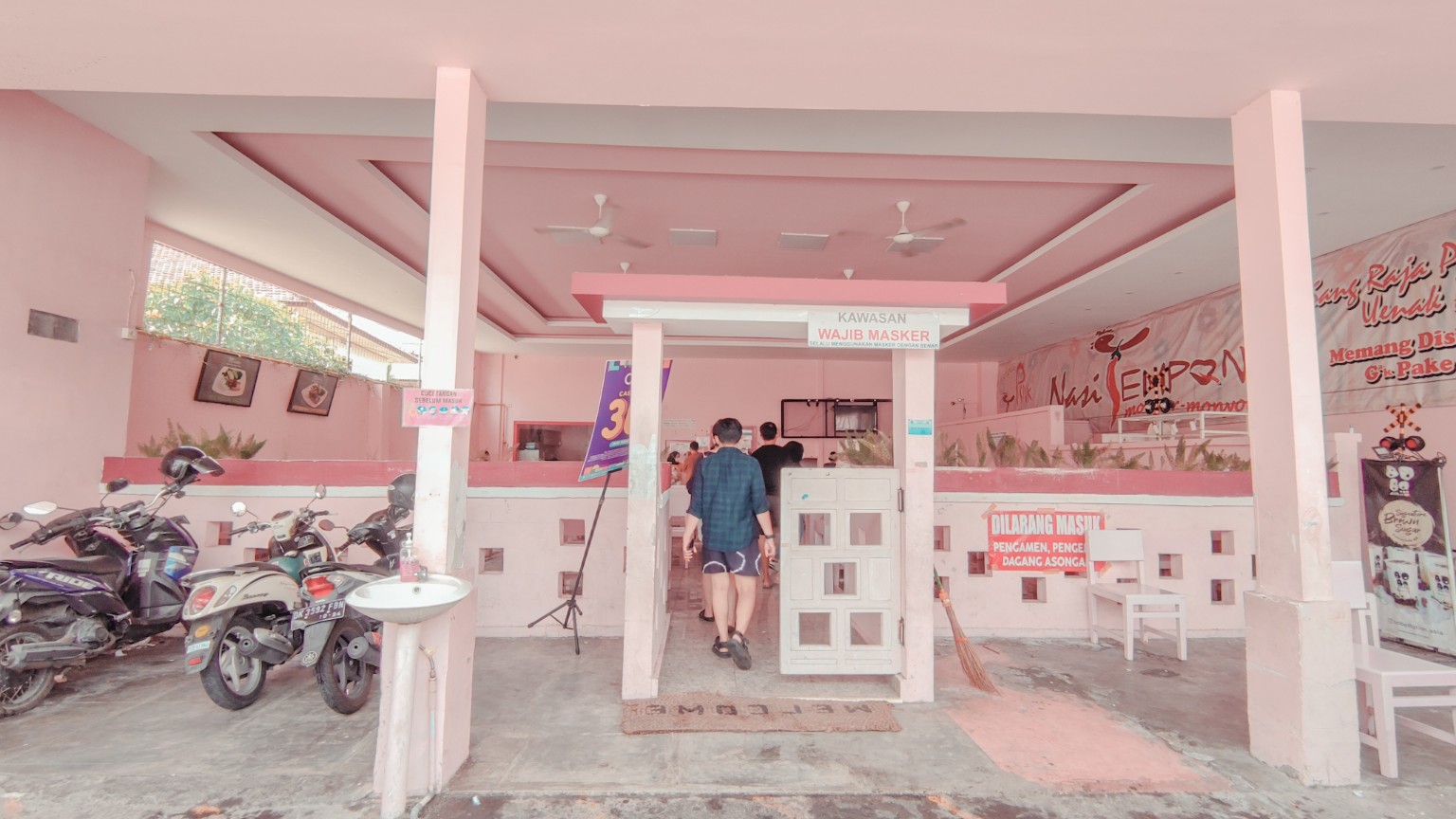 lokasi pink tempong di kuta dekat bandara