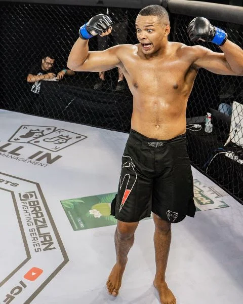 Registrense Elias Junior Spider vence a luta no MMA profissional Brazilian Fighting Series