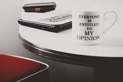 Taza en la que pone en inglés: "Todos tienen derecho a mi opinión"