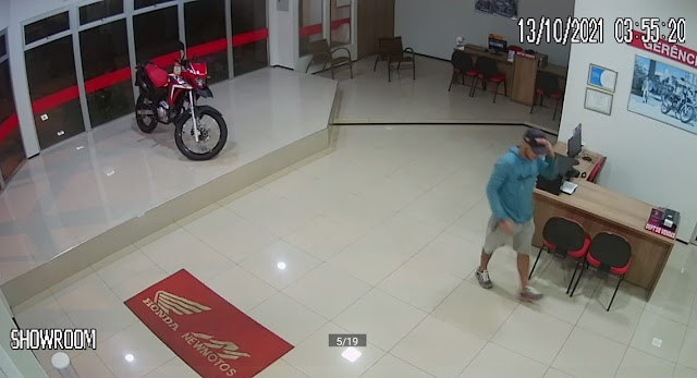 Agência Honda de Oeiras é invadida por bandido. Assista ao vídeo!