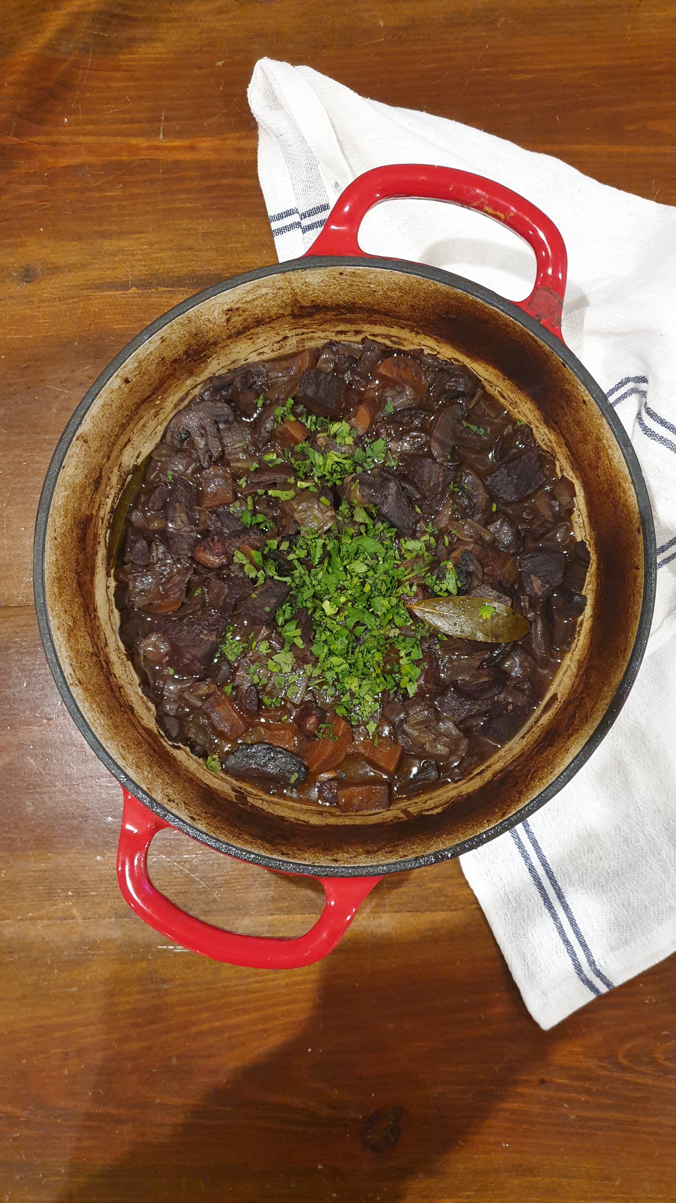 Carne de Vaca Estufada com Vinho Tinto e Legumes