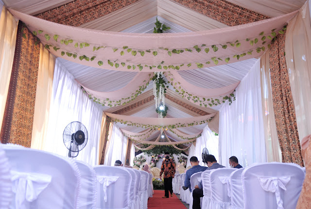 Dekorasi tenda wedding resepsi pernikahan di rumah Bekasi