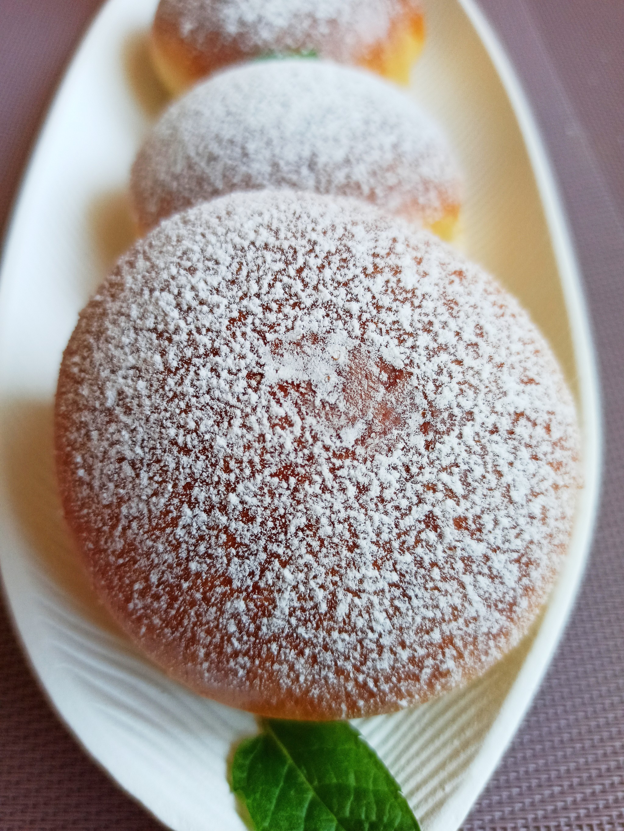 Pieczone pączki z powidłami śliwkowymi