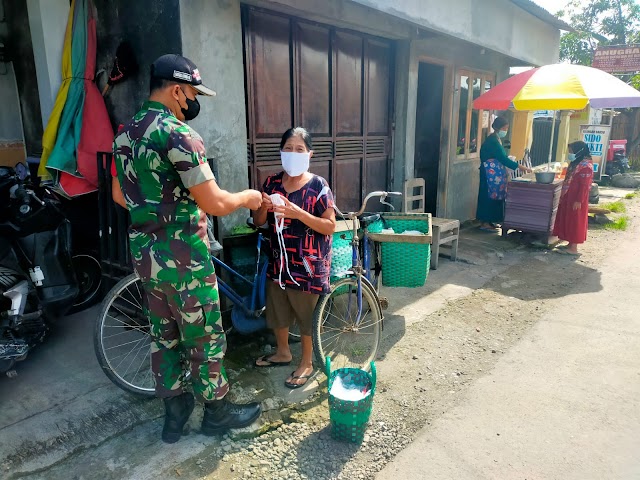 Anggota Koramil 01 Sukoharjo Edukasi Prokes warga secara persuasif, tekan penambahan kasus covid 19