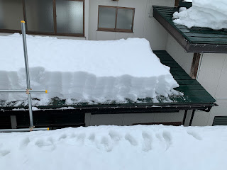 軒先の雪を下ろしました。