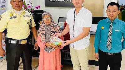 Manager Bank Bukopin Berbagi 100 Paket Berkah Ramadhan Kepada Para Nasabah.