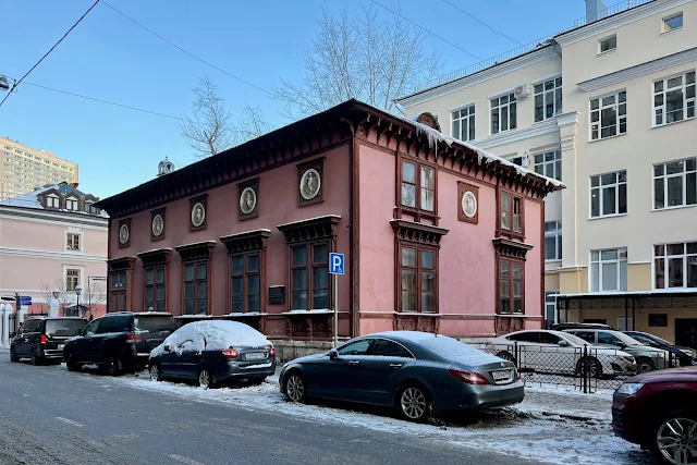 Калошин переулок, бывший особняк архитектора М. О. Лопыревского (построен в 1852 году)