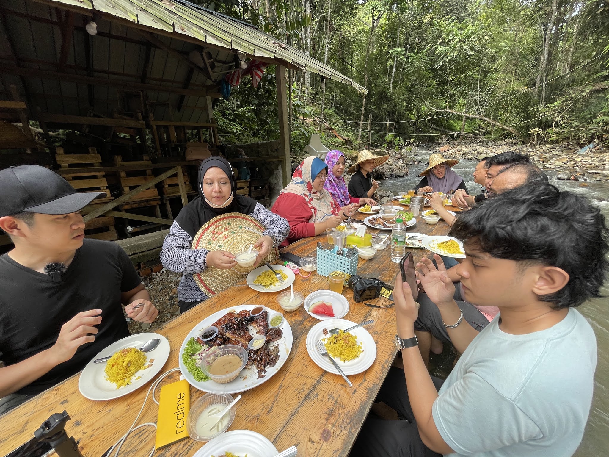 MAKAN DALAM SUNGAI DI BBQ LAMB KL KEMENSAH