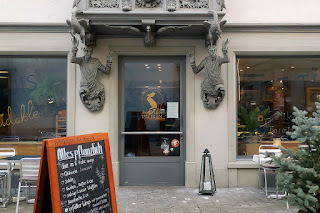 Eingang zum Restaurant "Formidable Pelikan" in St. Gallen.
