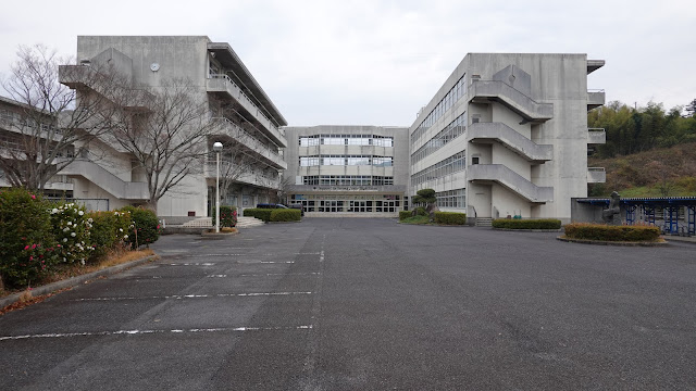 松江市立第二中学校の駐車場