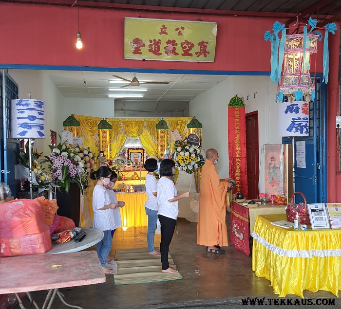 05 Chinese Praying Ceremony During Funeral Wake