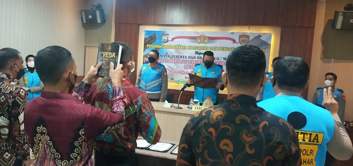 Karo SDM Polda Sulsel, Pimpin Penandatanganan Pakta Integritas dan Pengambilan Sumpah Dalam Seleksi SIPSS Angkatan TA. 2022