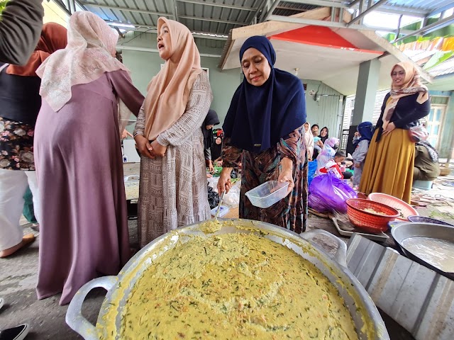 Peringati 10 Muharram, Warga Sungai Andai Mengawah Bubur Bersama 