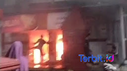 Jelang Berbuka Puasa, Ruko Dua Lantai di Magetan Dilalap Api